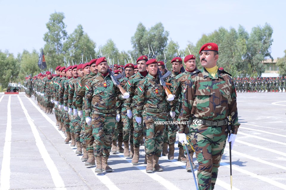 FOTO - Eğitim devresini tamamlayan Peşmergelerden gösteri